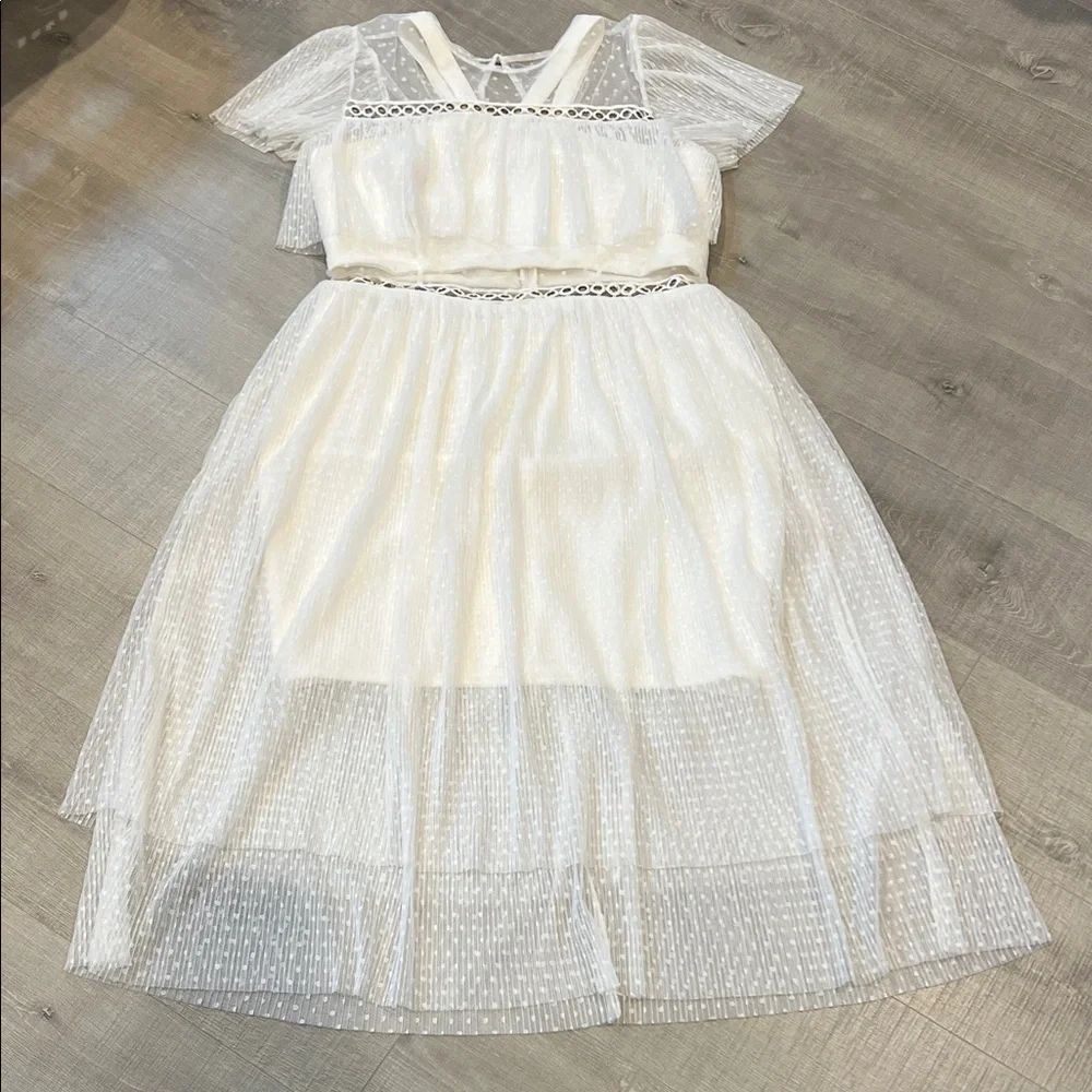 Chic White Midi Dress with Lace Details - Picture 3 of 9